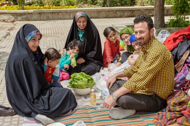 İran ailesinde büyük bir piknik, Tahran, Iran.