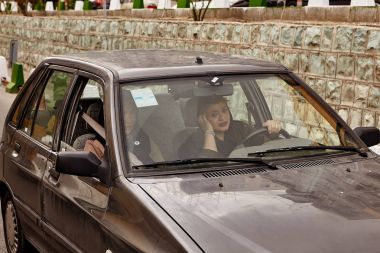 Araba, Tahran, Iran İran kadını sürücüsü kullanmak.