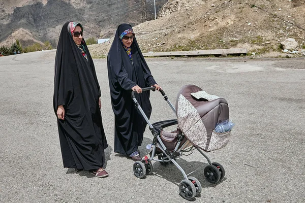 Le donne iraniane vanno con la carrozzina in fondo alla strada, Teheran, Iran . — Foto Stock