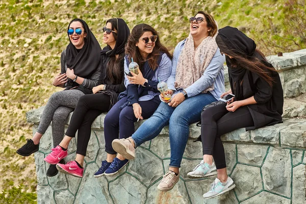 Iranska kvinnor prata och skratta, Teheran, Iran. — Stockfoto