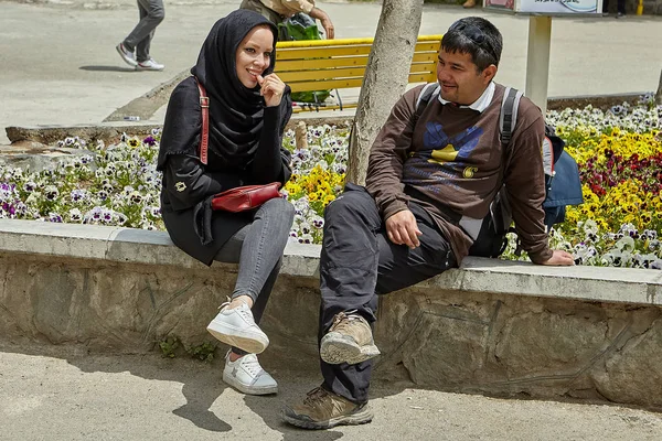 Pareja iraní joven en la fecha en el parque, Teherán, Irán . — Foto de Stock