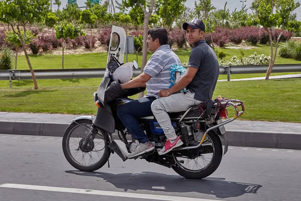 Motorrad mit zwei Insassen unterwegs auf der Autobahn, Teheran, Iran. — Stockfoto