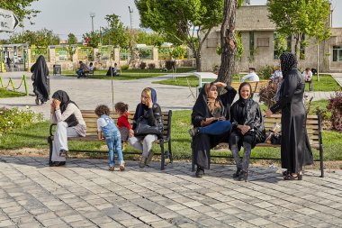Kadınlar ve çocuklar Park, Tahran, Iran tezgah üzerine getirin.