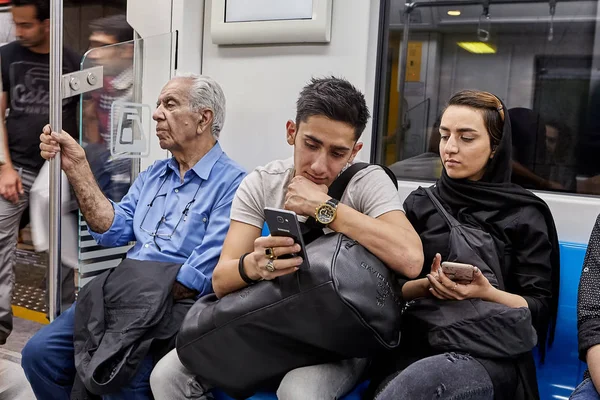 地下鉄、テヘラン、イランの乗客のコンパートメントの中の乗客が乗っています。. — ストック写真