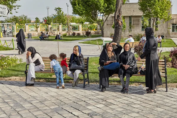 Mujeres y niños descansan en el banco en el parque, Teherán, Irán . — Foto de Stock