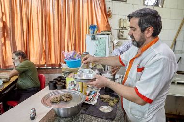 Yaşlı İran adam gıda, Tahran, Iran hazırlanıyor.