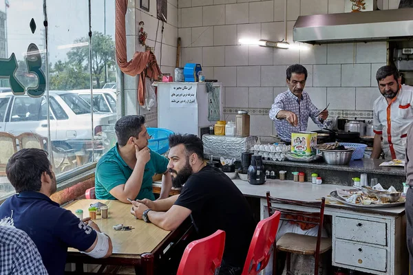 Bir kafede, Tahran, Iran İran erkek oturuyor. — Stok fotoğraf