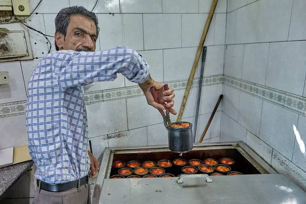 Yaşlı adam satan abgusht, geleneksel İran çanak, Tahran, Ira — Stok fotoğraf