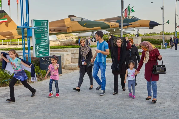 Los visitantes caminan en la exposición en Holy Defense, Teherán, Irán . — Foto de Stock