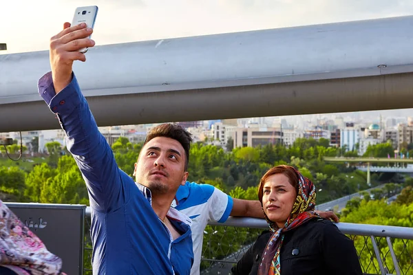 Pareja iraní está haciendo selfie en puente, Teherán, Irán. — Foto de Stock