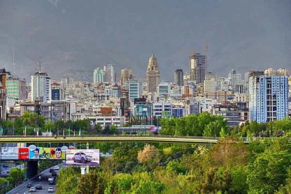 Abo Atash bridge and north Tehran, skyline view, Irão . — Fotografia de Stock