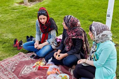 Üç genç kadın Park, Tahran, Iran'ın bahçesinde meyve snack.