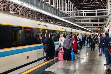 Kalabalık yolcu treni, Iran yakınındaki metro istasyonu platformunda.