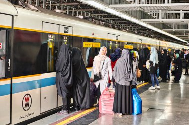 Araba yazıt, kadınların sadece, Tahran, Iran ile metro tren.