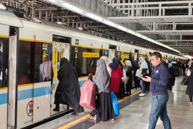 Yazıt, kadınların sadece, Tahran, Iran ile metro vagonunda tren.
