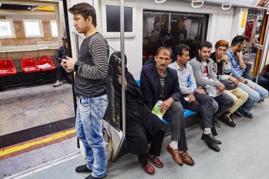 Yolcular metro treninin, Tahran, Iran içinde oturuyorlar.