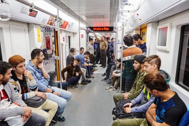 Metro treninin, Tahran, Iran yolcu bölmesi içinde oturan İran adam.