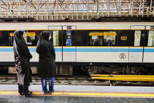 Islamskiej Republiki Iranu, metra samochodu tylko dla kobiet, Teheran. — Zdjęcie stockowe