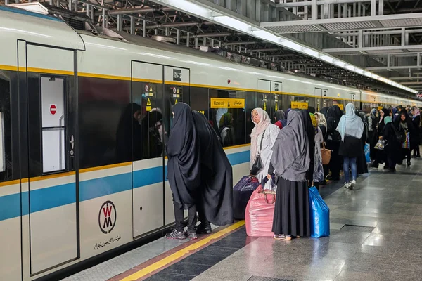 碑文、女性専用、テヘラン、イランと地下鉄で車に乗ってください。. — ストック写真