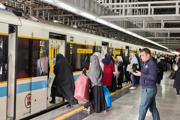 Pociąg przewóz w metrze z napisem, kobiety tylko, Teheran, Iran. — Zdjęcie stockowe