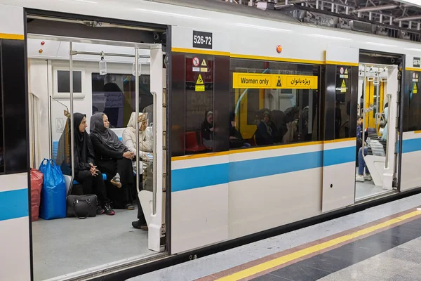 República Islâmica do Irão, carruagem de metro apenas para mulheres, Teerão, Irão . — Fotografia de Stock