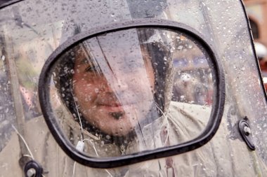 Arkasında ıslak motosiklet cam, Tahran, Iran İran adamın yüzünü.