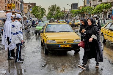 Sokak trafik ve yaya, Tahran, Iran.