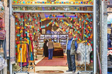 Bir Hediyelik eşya dükkanı, Tahran, Iran piyasada ticaret.