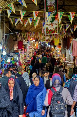 İranlılar tarihinde Iran İslam Cumhuriyeti Tehran içinde kapalı çarşı.