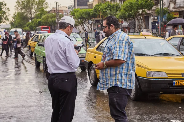 Policía comprueba licencia de conducir de conductor, Teherán, Irán . — Foto de Stock
