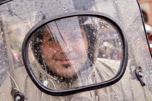 Twarz człowieka irański za motocykl mokre szkło, Teheran, Iran. — Zdjęcie stockowe