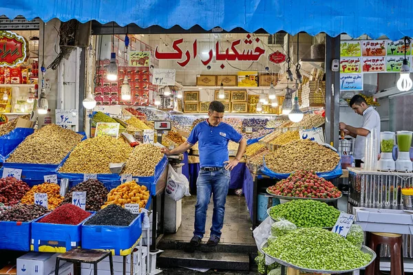 Comerciante iraniano está no mercado, Teerão, Irão . — Fotografia de Stock