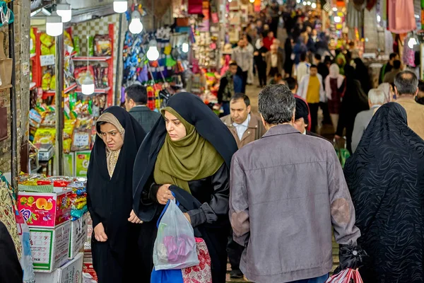 İranlı kadınların büyük pazarda, Tahran, Iran. — Stok fotoğraf