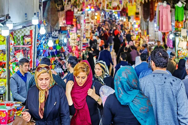 Marketteki kadınların büyük İran, Tahran, Iran.