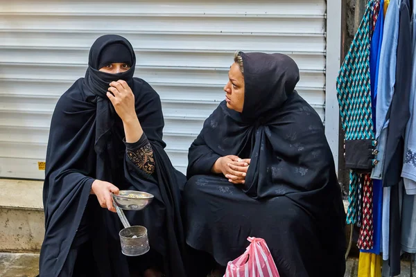Siedzi dwóch irańskich kobiet na rynku, Teheran, Iran. — Zdjęcie stockowe