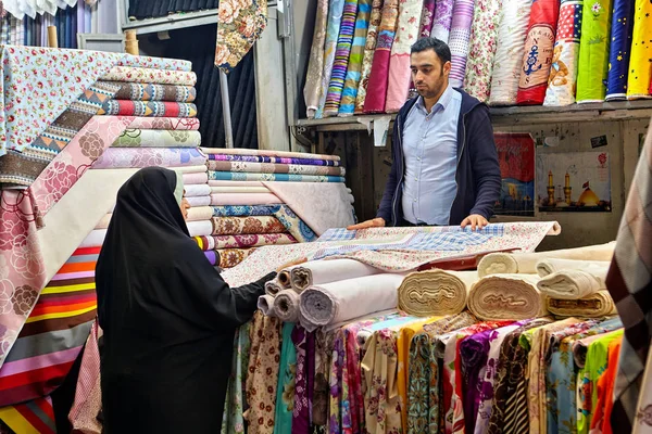 Kereskedelem szövet a Grand Bazaar, Teherán, Irán. — Stock Fotó