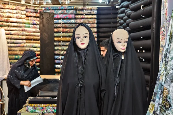 Два манекена в черных чадрах, Тегеран Большой базар, Иран . — стоковое фото