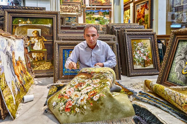 Человек ткёт ковер в магазине персидских ковров, Тегеран, Иран . — стоковое фото