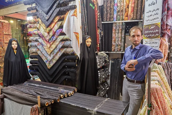 Stoffen verkoper en dummies in hijabs op markt, Teheran, Iran. — Stockfoto