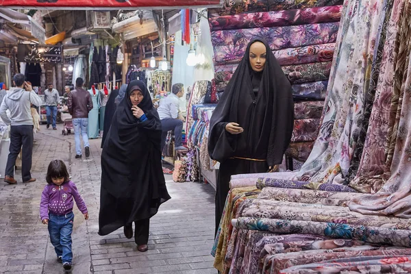 Alışveriş yürümek-den geçerek kumaşlar Bölümü'nde oryantal çarşı, Tehran. — Stok fotoğraf
