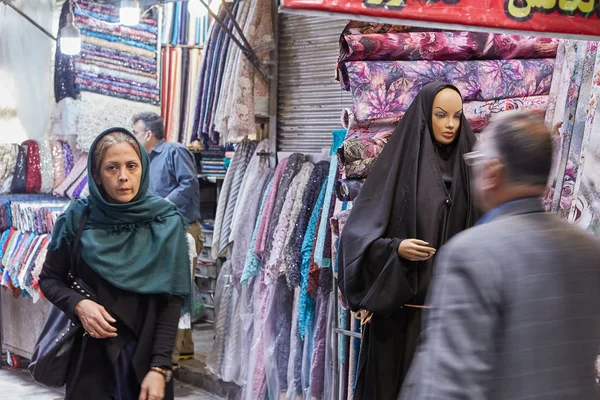 Kupující v textilním oddělení trhu, Teherán, Írán. — Stock fotografie