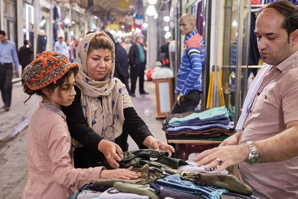 República Islámica de Irán, familia iraní en el Gran Bazar de Teherán . — Foto de Stock