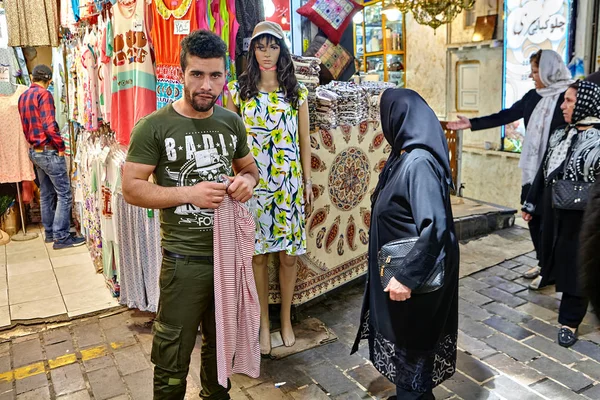 El vendedor textil está de pie cerca de su tienda, Teherán, Irán . — Foto de Stock