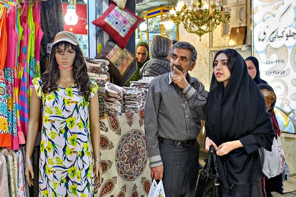 Muzulmánok során vásárlás a piacon, Teherán, Irán. — Stock Fotó