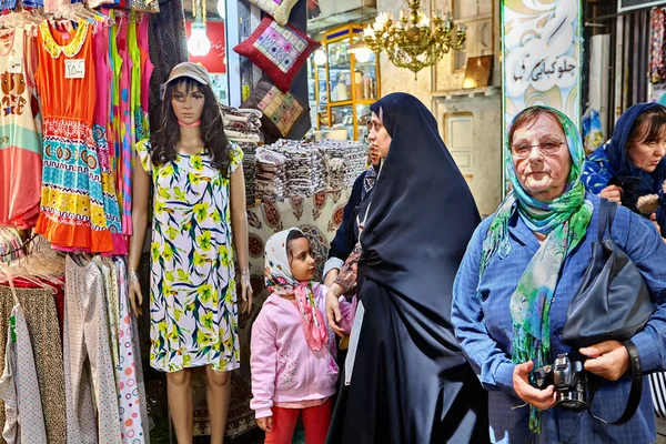 Muszlim nők séta a teheráni bazár, Irán. — Stock Fotó