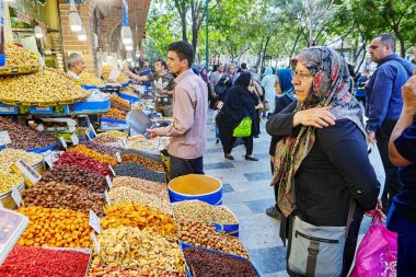 Kurutulmuş meyve ve fındık Tahran kapalı çarşı içinde ile tepsiler.