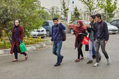 Bir grup genç insan yürürken kaldırımda, Tahran, Iran.