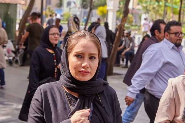 Gesicht einer jungen iranischen Frau, die in einer Menschenmenge auf der Straße läuft, Teheran. — Stockfoto