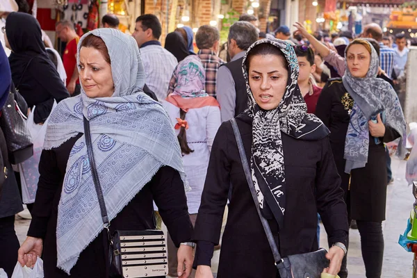 Duas mulheres em lenços de cabeça andando na multidão de cidadãos, Irã . — Fotografia de Stock