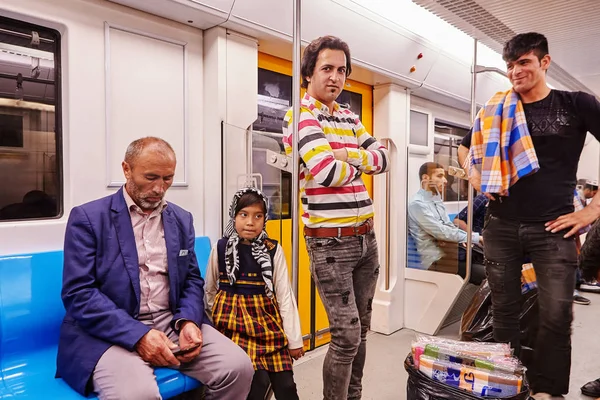 イランの男性と女の子に乗って地下鉄、テヘラン、イラン. — ストック写真